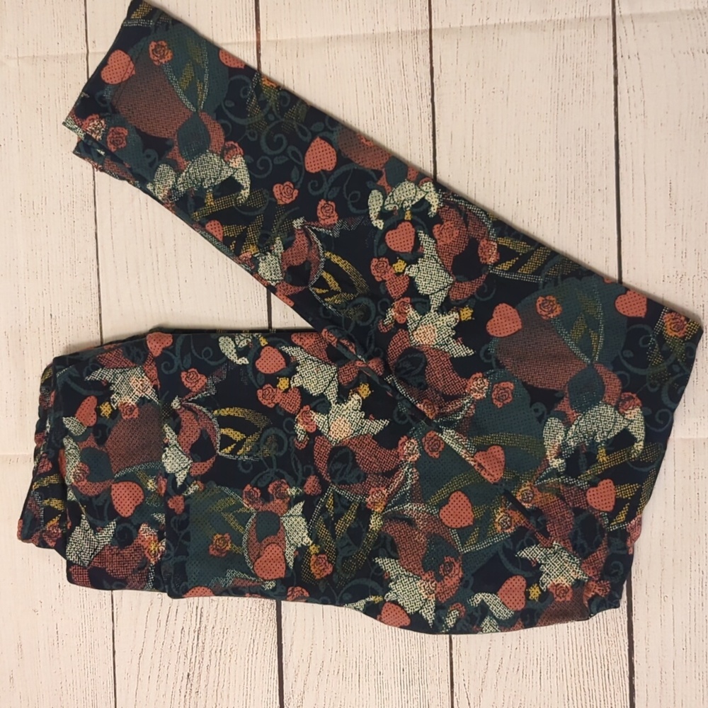 Lularoe ONE SIZE leggings, black background with Queen of Hearts(NWOT)